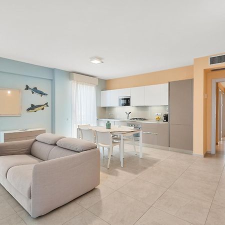 Levante Appartamento Di Pregio, Terrazza E Vista Panoramica Sul Mare E La Citta เวียเรจโจ ภายนอก รูปภาพ